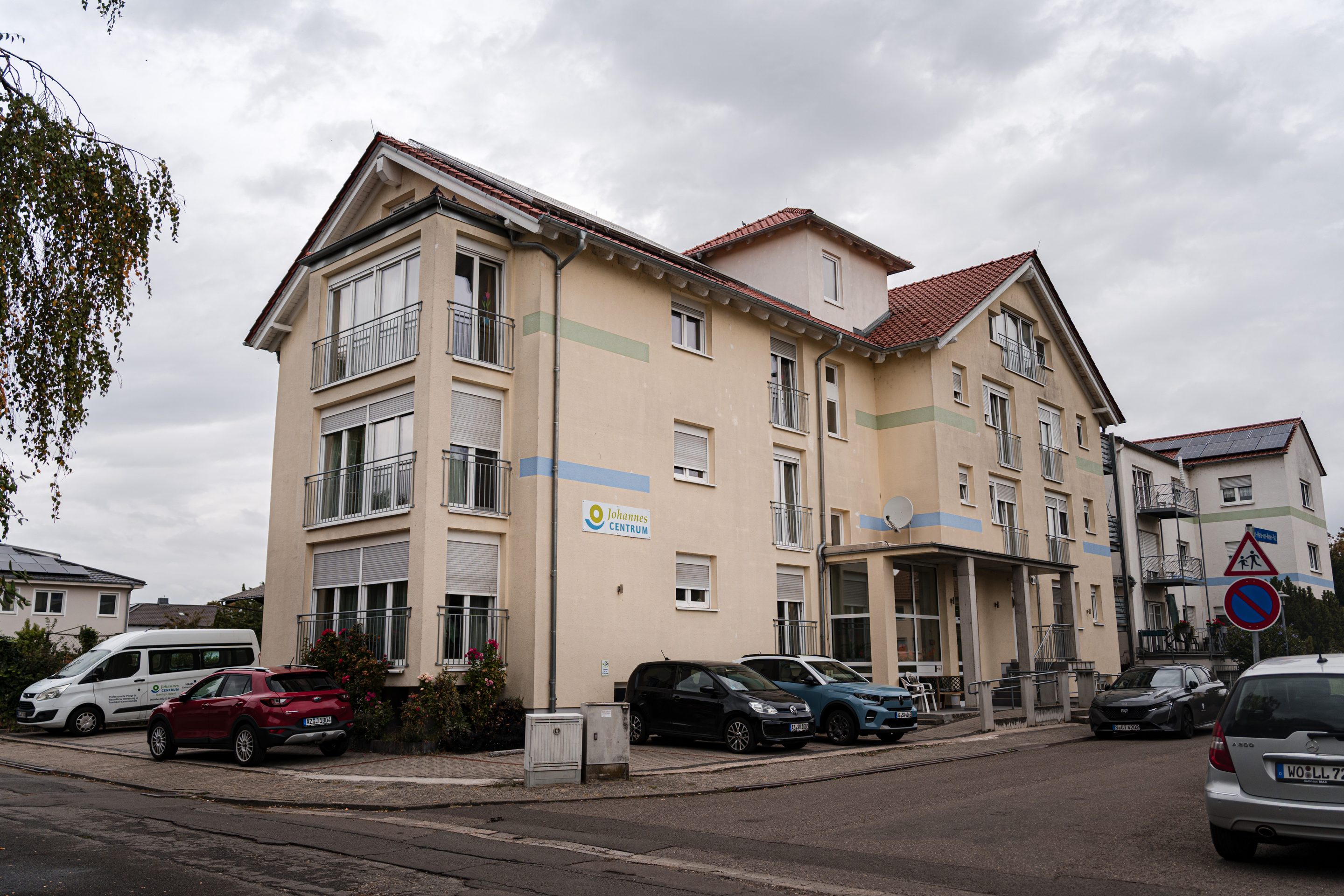 Das Johannes Centrum in Osthofen von der Straße aus, mit Eingang und Parkplätzen